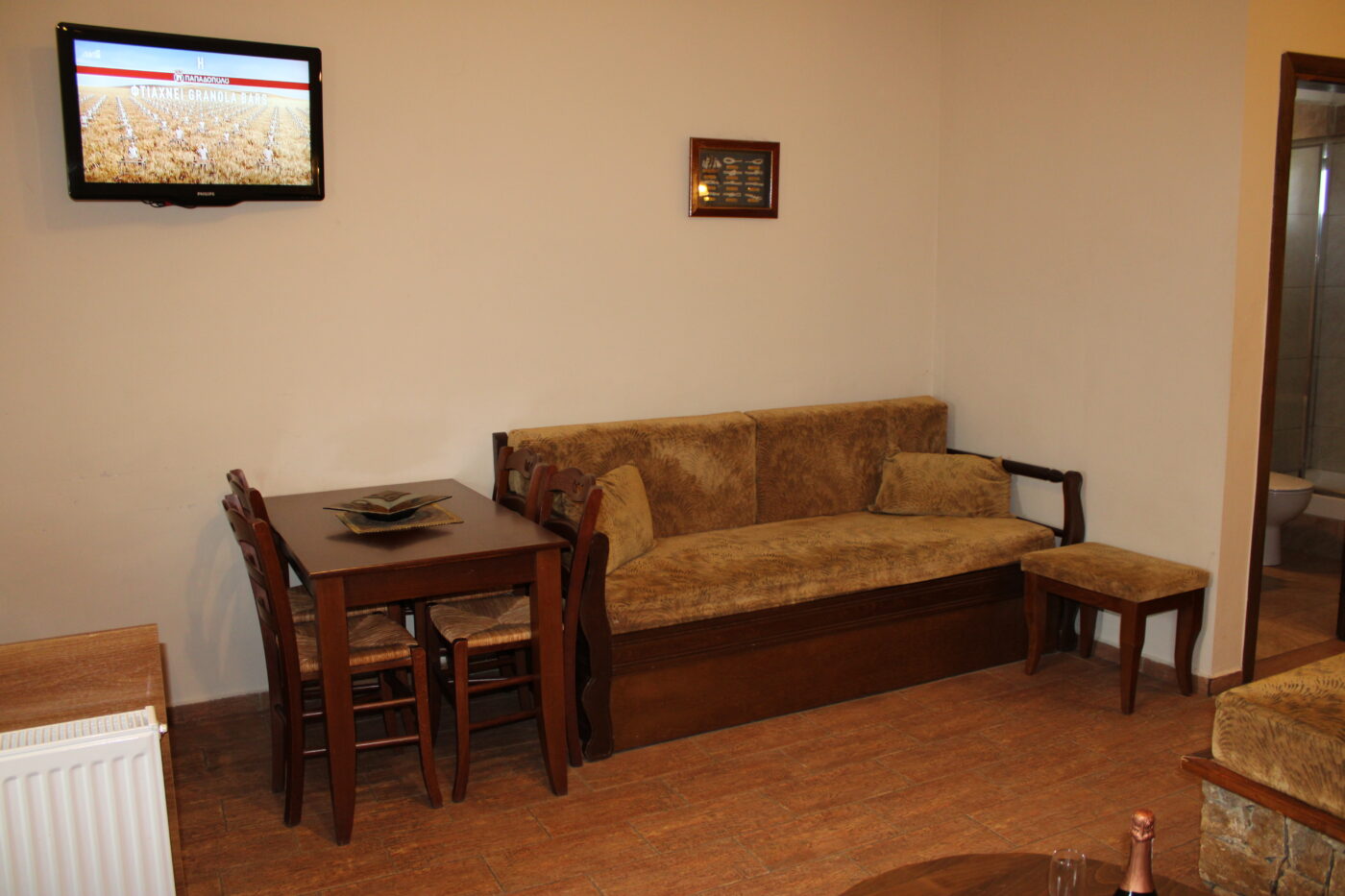 Ν Νο 4, Τραπ)ρία Καναπές